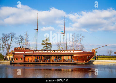 Holz- schiff Galleon im Park Mezhyhirya. Residenz des ehemaligen Präsidenten der Ukraine. Ukraine, Kiew. 24. Februar 2014 Stockfoto