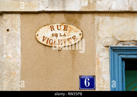 Alte Gedenktafel mit den Namen der Straßen der Vergangenheit in Nimes, Frankreich Stockfoto