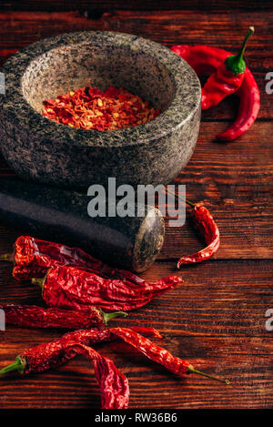 Getrocknete und zerkleinerte rote Chili Pfeffer in Stein, Mörtel Stockfoto