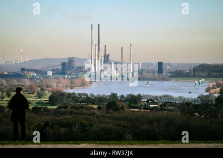 Duisburg, Ruhrgebiet, Nordrhein-Westfalen, Deutschland - ThyssenKrupp Industrial Landschaft, Panoramablick über den Rhein in Richtung ThyssenKrupp Steel, er Stockfoto