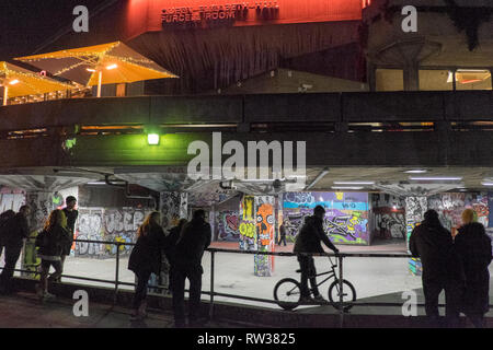 Skateboarder, Skateboard, Fahrrad, Stunt, Stunts, at, bekannt, berühmt, ikonische, Undercroft, Skatepark, unten, Southbank Centre, Southbank, Lambeth, London, England, Vereinigtes Königreich, Stockfoto