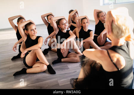 Gruppe von Fit glückliche Kinder trainieren Tanz und Ballett im Studio zusammen Stockfoto