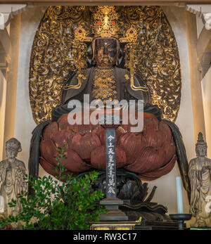 Kamakura, Japan - 9. August 2017 Butsuden oder Aula der engaku-ji Temple. Golden gekrönten satatue von Shaka Buddha Stockfoto