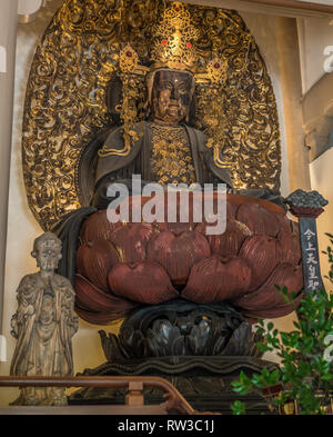 Kamakura, Japan - 9. August 2017: sitzende Statue von Hokan Shaka Nyorai und Bonten Statue an Butsuden Halle oder Aula der engaku-ji Temple. Stockfoto