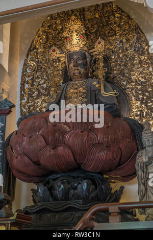 Kamakura, Japan - 9. August 2017 Butsuden oder Aula der engaku-ji Temple. Golden gekrönten satatue von Shaka Buddha Stockfoto