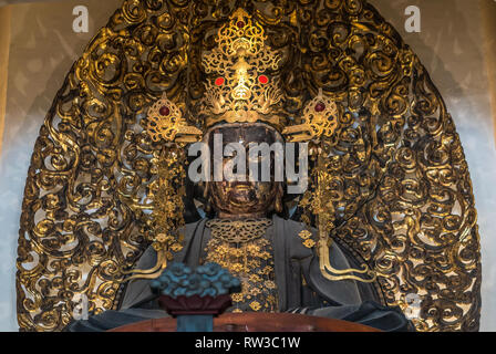 Kamakura, Japan - 9. August 2017: Detail der sitzenden Statue von Hokan Shaka Nyorai an Butsuden Halle oder Aula der engaku-ji Temple. Stockfoto