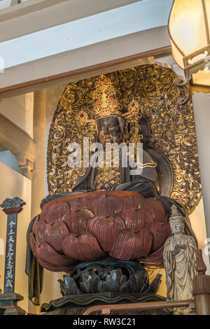 Kamakura, Japan - 9. August 2017 Butsuden oder Aula der engaku-ji Temple. Golden gekrönten satatue von Shaka Buddha Stockfoto