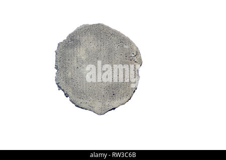 Ein isoliertes Fragment einer Betonwand auf einem weißen Hintergrund. Das Konzept ausführlich mit Platz für die Beschriftung. Stockfoto
