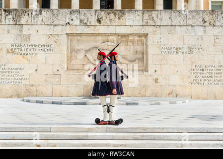 Athen, Griechenland - November 1, 2017: Ändern der Präsidentengarde (die so genannte "Evzones') Vor dem Denkmal des unbekannten Soldaten, nächste Stockfoto