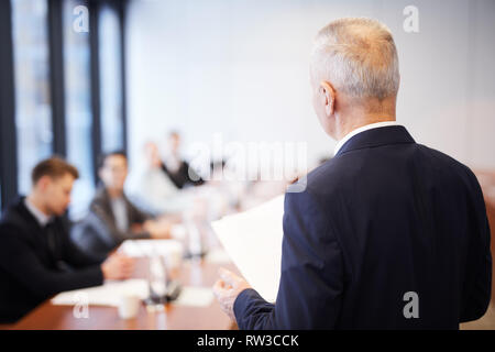 Rückansicht Portrait von älteren Geschäftsmann, Rede im Konferenzraum im Gespräch mit Mitarbeitern, Kopie Raum Stockfoto