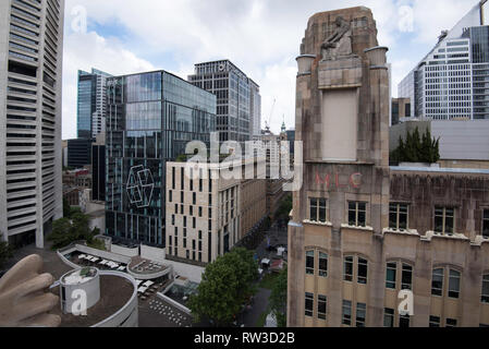 Von oben nach unten Schauen, auf dem Vorplatz des Harry Seidler, MLC-Turm und Martin in die GPO-Clock Tower, Sydney, Australien Stockfoto