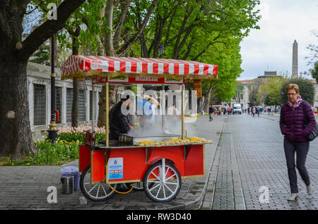 ISTANBUL, Türkei, 02. Juni 2017: Verkäufer gekochten Mais Warenkorb Auf den Sultanahmet-platz. Stockfoto