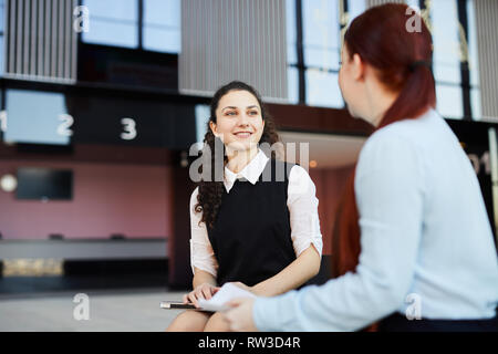 Portrait von lächelnden jungen Geschäftsfrau im Gespräch mit Kunden in der Lobby oder im Büro Halle, Platz kopieren Stockfoto