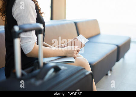 Seitenansicht des unkenntlich junge Frau mit Ticket und Pass beim Warten im Flughafen, kopieren Raum Stockfoto
