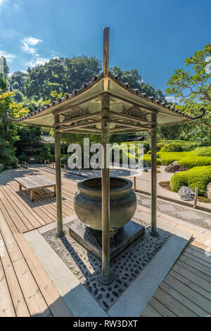 Kamakura, Präfektur Kanagawa, Japan - 9. August 2017: Jokoro (räucherkessel) und karesansui Garten geharkt Sand bei Fugenzan Meigetsu-in Rinzai Zen Stockfoto