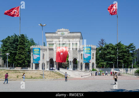 Beyazıt Square, Istanbul/Türkei - am 22.07.2017: Universität Istanbul Haupttor und Beyazit Platz. Stockfoto
