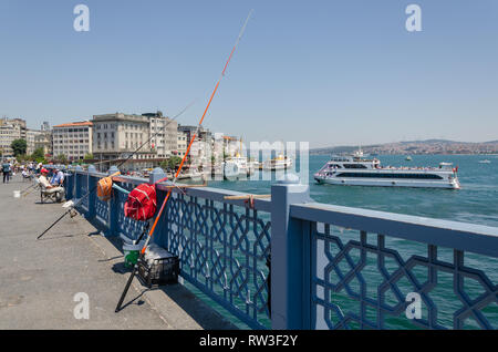 ISTANBUL, Türkei - 22 Juli, 2017: die Menschen sind die Fischerei auf der Galata-brücke. Galata Brücke ist der Favorit und traditioneller Ort für die Fischerei. Stockfoto