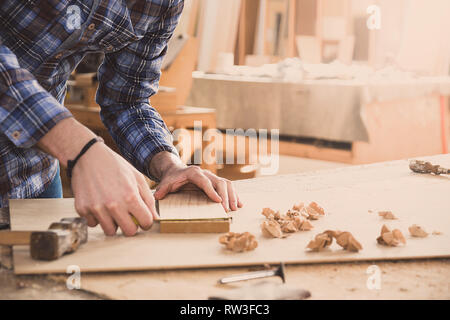 Tischler mit einem Maßband auf Tisch. Zimmerei Werkbank workshop Stockfoto