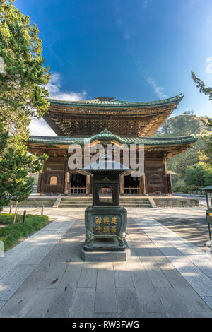 Kamakura, Kanagawa, Japan - 22. November 2017: Jokoro Räuchergefäß vor der Halle Butsuden Kencho-ji der Rinzai Zen Schule buddhistischer Tempel. Japan" Stockfoto