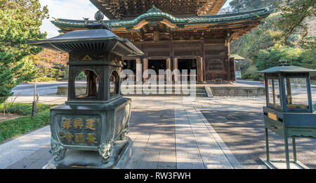 Kamakura, Kanagawa, Japan - 22. November 2017: Panoramablick auf Jokoro Räuchergefäß vor der Halle Butsuden Kencho-ji der Rinzai Zen Schule buddhi Stockfoto