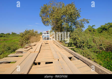 Alte deutsche Wohnmobil auf beschädigte Holzbrücke auf der Transpantaneira, unbefestigte Straße, Porto Jofre, Mato Grosso, Brasilien Stockfoto