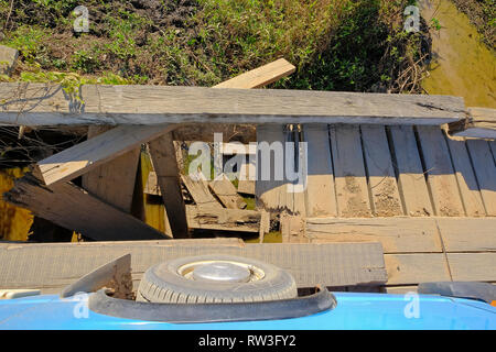 Alte deutsche Wohnmobil auf beschädigte Holzbrücke auf der Transpantaneira, unbefestigte Straße, Porto Jofre, Mato Grosso, Brasilien Stockfoto