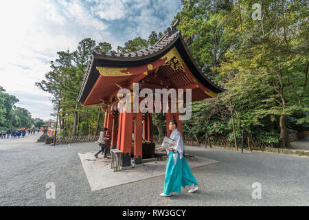 Kamakura, Präfektur Kanagawa, Japan - 22 November 2017: Buddhistischer Priester vor der Chozuya oder Temizuya wasser Waschung Pavillon Tsurugaoka Stockfoto