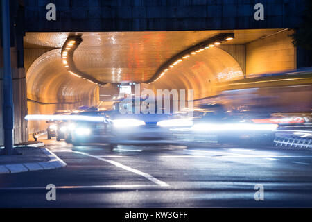 Nacht Verkehr - unscharfes Bild Stockfoto