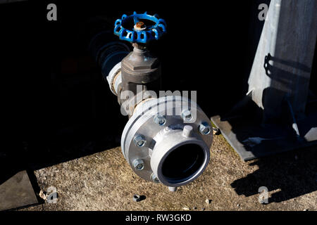 Steckdose ablassen Rohr an der Basis der statischen Wassertank mit Absperrhahn Stockfoto