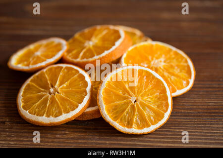 Trocknen Orangenscheiben auf hölzernen Hintergrund Stockfoto