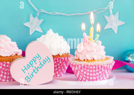 Geburtstag Cupcakes mit der brennenden Kerze Stockfoto