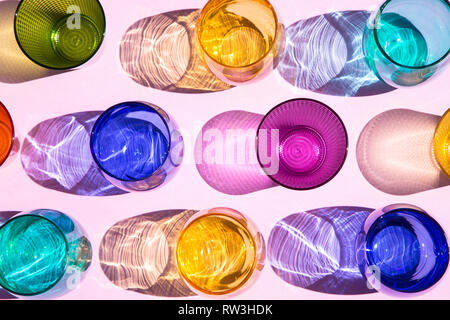 Bunte Gläser auf der hellen Sonne Licht Stockfoto