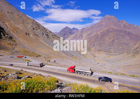 Lkw-Verkehr in den Haarnadelkurven bei Paso International Los Libertadores oder Cristo Redentor, Chile Stockfoto