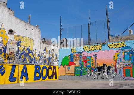 BUENOS AIRES, ARGENTINIEN, 18. JUNI 2018: Murga graffiti Fußballplatz, La Boca, Buenos Aires, Argentinien, am 18. Juni 2018 Stockfoto