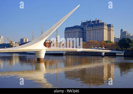 Puente de La Mujer, Spanisch für die Frau, die Brücke über den Rio de la Plata, ein Fluss, Puerto Madero, Buenos Aires, Argentinien Stockfoto