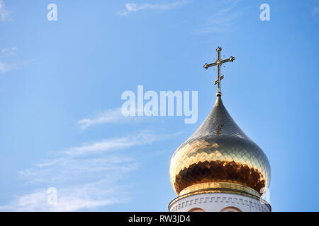 Goldenen Kuppel und Kreuz der Kirche der Enthauptung des Hl. Johannes des Täufers in der Europäischen Stadt oder Hrodna Grodno Belarus am blauen Himmel Hintergrund mit Cirrus Stockfoto