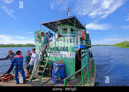 Petropolis, Mato Grosso, Brasilien, 22. JULI 2018: Passagier auf Rinder Pontoon Boot auf dem Rio Paraguay, Petropolis, Pantanal, Brasilien Stockfoto