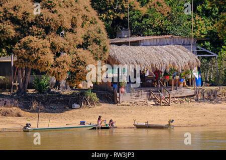 Petropolis, Mato Grosso, Brasilien, 23. Juli 2018: Die traditionellen indigenen Mädchen entlang des Rio Paraguay Fluss, Pantanal Stockfoto