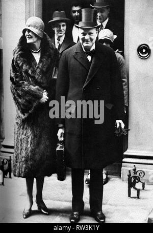 Winston Churchill und seine Frau außerhalb 11 Downing Street. Hinter Churchill: Randolph, Robert Boothby und Tochter Maria. 15. April 1929 Stockfoto