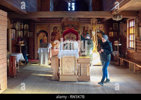 GRODNO, Weißrussland - Februar 2018: die Gemeindemitglieder der Kirche der Enthauptung des Hl. Johannes des Täufers in der Europäischen Stadt oder Hrodna Grodno Belarus während der Pra Stockfoto