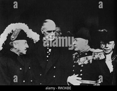 Winston Churchill mit einer Gruppe von Eingeweihten Ratsmitglieder in ein Foto aufgenommen am Tag des Beitritts von Edward VIII, 20. Januar 1936 Stockfoto