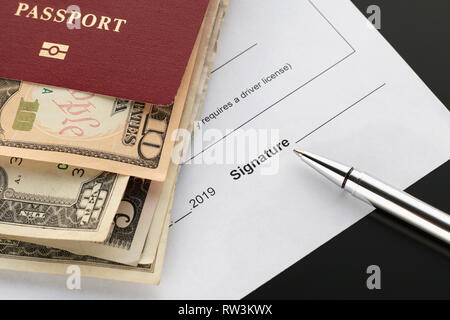 Das Signieren eines Dokuments, Platz für Signatur Reisepass mit Banknoten, Pen. Themen von Bargeld belohnen, Entschädigung, finanzieller Ausgleich Stockfoto