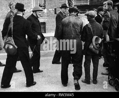 Winston Churchill in Ramsgate auf seinem Weg zu einem Luftschutzkeller. 28. August 1940 Stockfoto