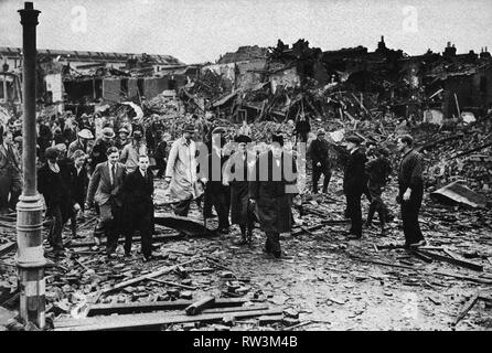 Winston Churchill prüft Bombenschäden in der Londoner City. 1940 Stockfoto