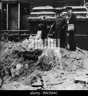 Winston Churchill prüft Bombenschäden in der Londoner City. 1940 Stockfoto