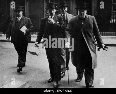 Winston Churchill mit Labour Party Mitgliedern seines Kriegskabinetts. Links-rechts, Ernest Beviin, Clement Atlee und Arthur Greenwood. Oktober 1940 Stockfoto