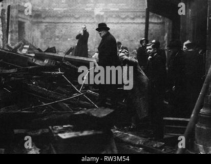 Winston Churchill prüft Bombenschäden in der Londoner City. 1940 Stockfoto