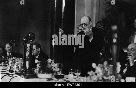 Winston Churchill In der County Hall, London, wo er eine Rede über die Fortschritte des Krieges zu Mittag. Stockfoto