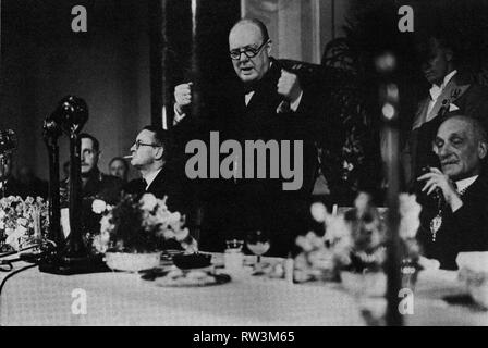 Winston Churchill beim Mittagessen in der County Hall, London, wo er eine Rede hielt, die den Fortschritt des Krieges umreißt. Juli 1941 Stockfoto