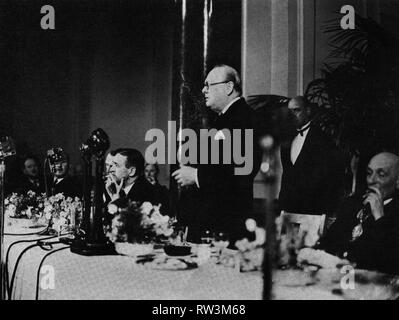 Winston Churchill beim Mittagessen in der County Hall, London, wo er eine Rede hielt, die den Fortschritt des Krieges umreißt. Juli 1941 Stockfoto